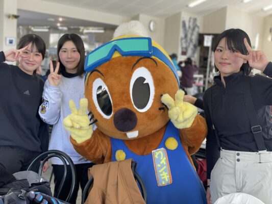 明日は中学生以下1日券が無料です。