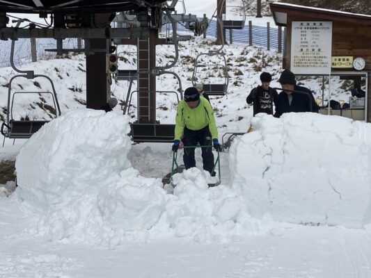 雪入れ作業
