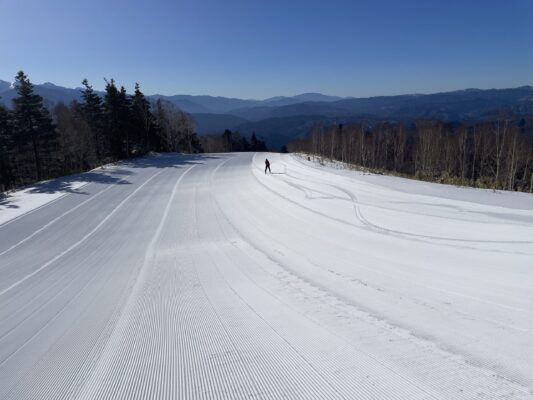 パトロール隊、朝一番ゲレンデの安全確認！